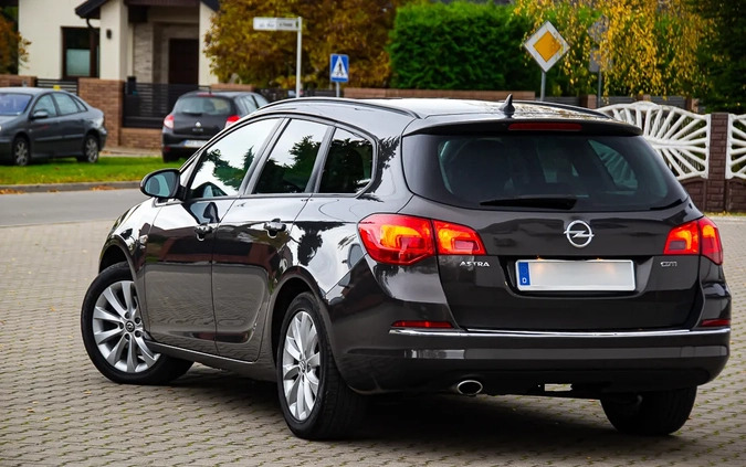 Opel Astra cena 26900 przebieg: 210000, rok produkcji 2013 z Nisko małe 562